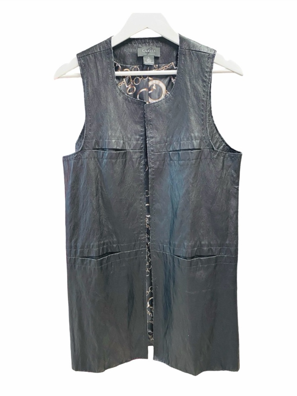 #Gracia #VeganFriendly #StreetwearVest #ChicStatement #Classy #AllBlackFit